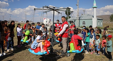Kızılay gönüllüleri çocukları eğlendirdi