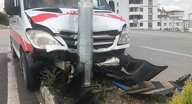 Kontrolden çıktı, aydınlatma direğine çaptı   