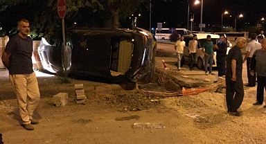 Kum birikintisine çarpan araç yan yattı