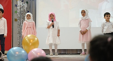 Kur'an kursu mezuniyetinde renkli görüntüler oluştu