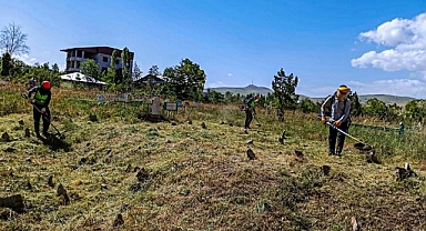 Kurban Bayramı öncesi mezarlıklarda sıkı temizlik