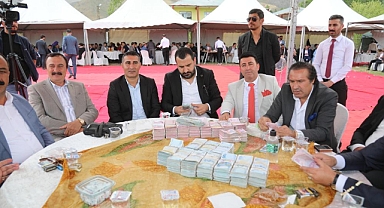 Milyonluk düğün! Takı töreni 5 saat sürdü...