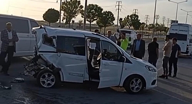 Minibüs ile kapalı kasa kamyonet çarpıştı
