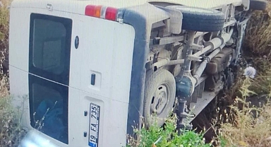 Minibüs takla attı!