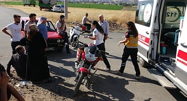 Motosiklet ile otomobil çarpıştı: 2 yaralı   