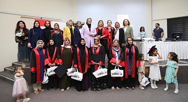 Okuma yazma öğrenen kadınların mezuniyet heyecanı