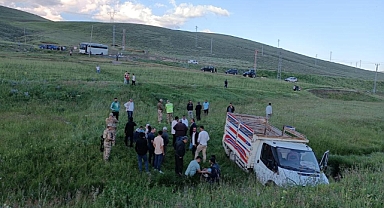 Otobüs ile kamyonet çarpıştı! 13 kişi yaralandı