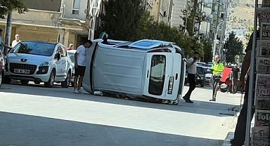Otomobil ile çarpışan hafif ticari araç yan yattı!