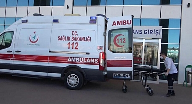 Otomobil ile çarpışan kamyonet kaldırıma çıktı