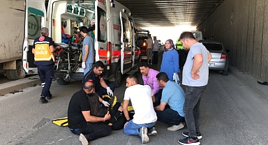 Otomobil ile çarpışan motosiklet yola savruldu