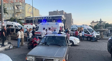 Otomobil ile çarpışan motosikletin sürücüsü yola savruldu