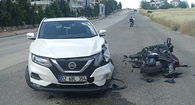 Otomobil ile motosiklet çarpıştı!