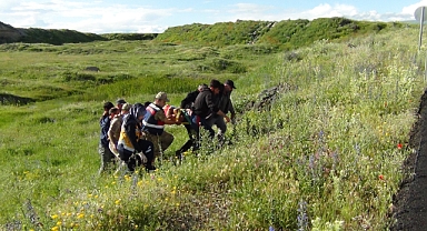 Otomobil şarampole uçtu: 2 yaralı