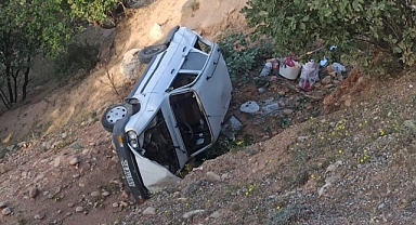 Otomobil şarampole yuvarlandı, yaralılar var!