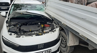 Otomobil, transite çarptı