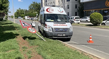 Otomobilin çarptığı ambulans refüje çıktı