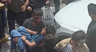 Otomobilin çarptığı çocuk hastaneye kaldırıldı   