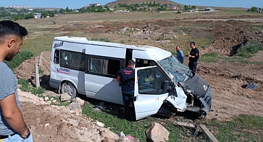Otomobille öğrenci servisi çarpıştı: 8 yaralı