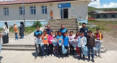 Polis ağabeyleriyle çevreyi temizlediler