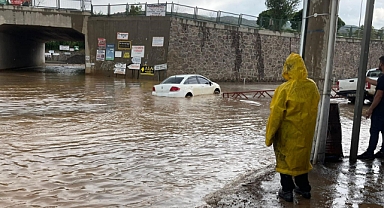 Sağanak sonrası iş yerlerini su bastı   