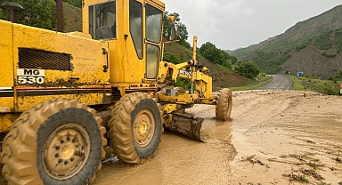 Sağanak yağış yolları vurdu