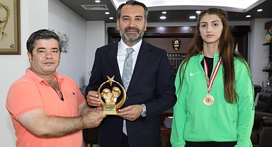 Şampiyon boksör Başkan Şerifoğulları’yla buluştu