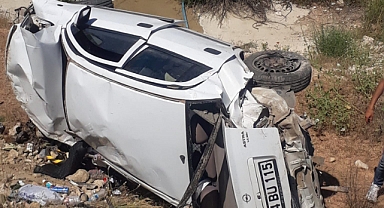 Şarampole devrilen otomobildeki 3 kişi yaralandı