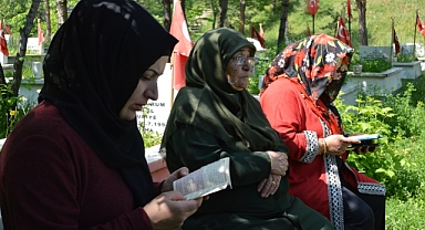 Şehitliklerde buruk bayram...