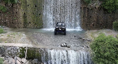 Şelalenin altında yıkandı   