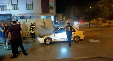 Seyir halindeki otomobil alev alev yandı