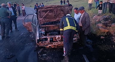 Seyir halindeki otomobil alev alev yandı