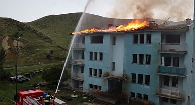 Şimşek çaktı, bir anda alev aldı