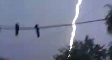 Şimşekleri görüntülüyordu! 5 metre yanına yıldırım düştü