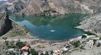 Su yüksekliği 164 metreye ulaştı, köy sulara gömüldü