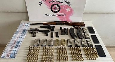 Şüpheli araçtan sahte para ve silahlar çıktı