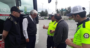 Sürücülere ve yolculara trafik kuralları anlatıldı