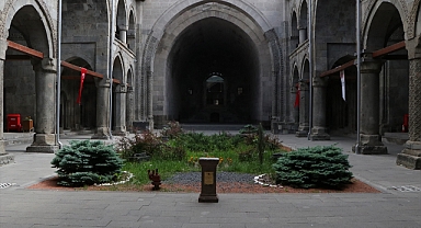 Talebelerini okuttuğu medresede eserleri sergileniyor