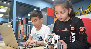 Teknoloji atölyelerinde kendilerini geliştiriyorlar