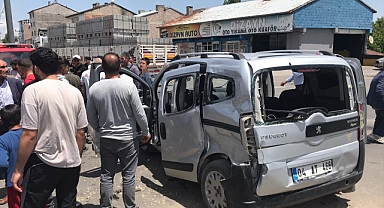 Tır ile hafif ticari araç çarpıştı, yaralılar var