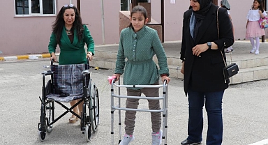 Topladığı atık plastiklerle öğrencisine tekerlekli sandalye aldı