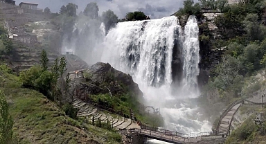 Tortum Şelalesi ziyaretçilerini bekliyor