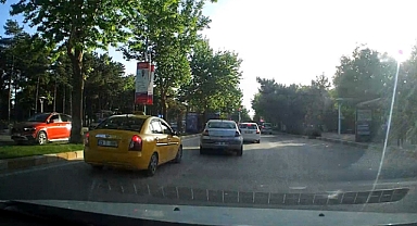 Trafiği tehlikeye atarak şerit değiştiren sürücü kameraya yansıdı