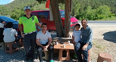 Trafik ekiplerinden sürücülere çay molası