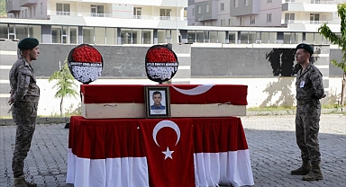 Trafik kazasında hayatını kaybeden polisin naaşı Erzurum'a uğurlandı