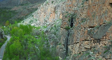 Uçurumdaki kapı gizemini koruyor