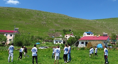 UYAFA'dan çocuklara forma hediyesi