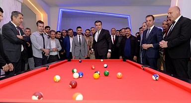 Vali gençlerle halay çekti, bilardo ve masa tenisi oynadı
