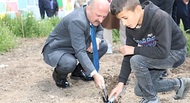 Vali öğrencilerle tohum ekiminde