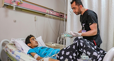 Yabani ot yiyen çocuğun bağırsağı iki yerden delindi!