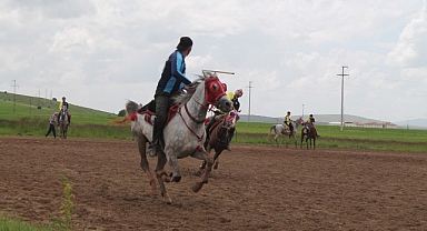 Yağmur yerini güneşe bıraktı, ciritçiler sahaya indi
